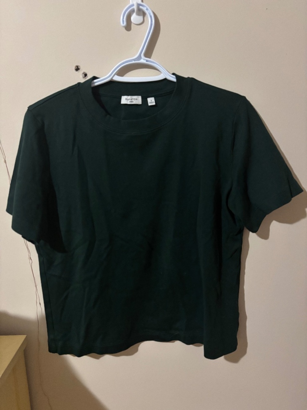 Aritzia Babaton Cotton function T-Shirt in Scarab - Picture 1 of 2